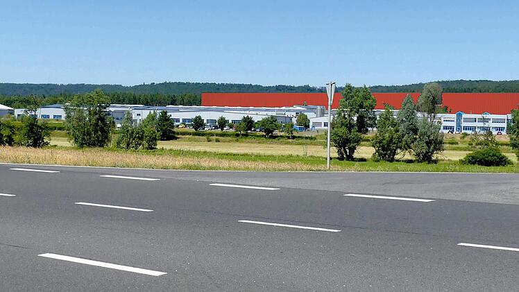 So soll das geplante Hochregallager (vom FT rot gekennzeichnet) von der Bundesstra&szlig;e 279 aus optisch wirken. Uniwell-Vertreter haben diese Computer-Darstellung bei der Versammlung am Dienstag vorgelegt, um die Ausma&szlig;e aus Sicht der Firma geradezur&uuml;cken. Die Animation sei aufgrund amtlicher H&ouml;henangaben erstellt und halte jeder Pr&uuml;fung stand, sagten sie. Zuvor hatte die B&uuml;rgerinitiative eine eigene Grafik ver&ouml;ffentlicht, in der das geplante Geb&auml;ude laut Uniwell zu gro&szlig;dimensioniert dargestellt...