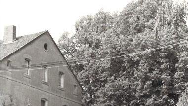 Ein Trümmerhaufen: Am 16. Juli 1984 stürzt nach der Kerwa der Anbau des Gasthauses "Drei Steine" ein. Verletzt wird niemand, aber das beliebte Mönchshof-Wirtshaus wird danach geschlossen.  Foto: Archiv Stephan Tiroch