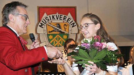 Der Vorsitzende Jürgen Kupfer gratuliert Lea Hallmann.  Foto: Mathias Erlwein