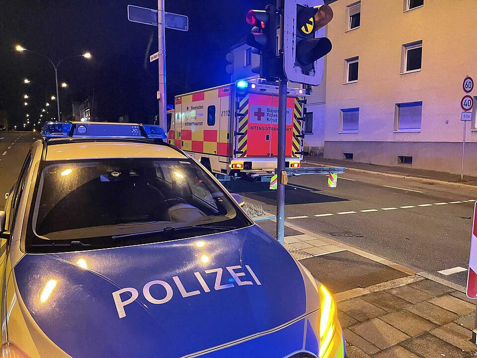 Nach Unfall mit Intensivtransportwagen: Beatmeter Corona-Patient muss auf offener Straße umgelagert werden