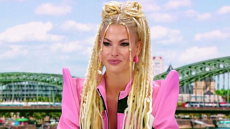 Jurorin Isi Gl&uuml;ck war von Abii Faizans Lebensgeschichte und Gesangsdarbietung so ber&uuml;hrt, dass ihr die Tr&auml;nen &uuml;bers Gesicht liefen.