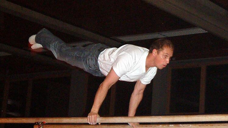 Die Sander Turngala sucht ihresgleichen im Landkreis Haßberge:  Nach wie vor  ein Ass am Barren ist Vorturner Burkhard Höhn.