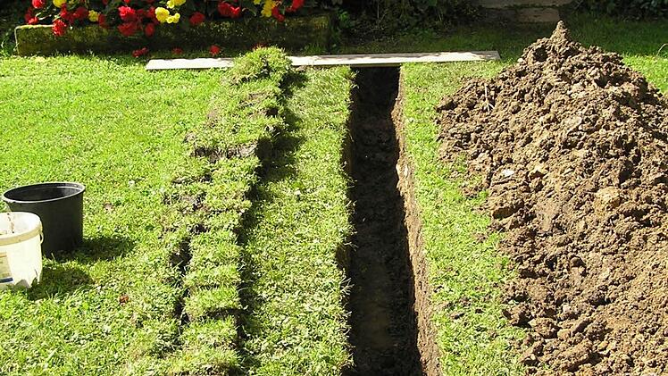 Tiefe Gräben mussten vom Haupthaus zum Anbau gezogen werden, um eine moderne Pelletsheizung installieren zu können.