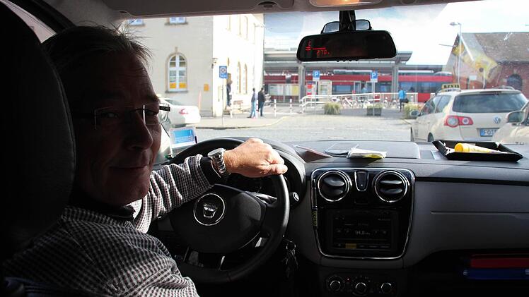 Mehrere Taxis vor dem Bahnhof - das könnte sich bald ändern.