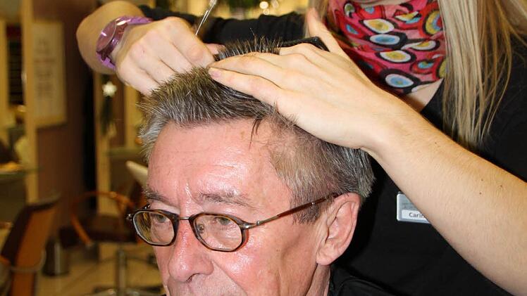 Carina Kehm frisiert Frank Schenk aus Züntersbach. Foto: Ulrike Müller