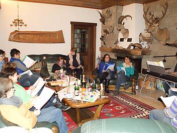 Weiberfasching: Im Kaminzimmer von Margret Cramers Hotel ist Gesangsprobe für den Weiberfasching 2015. Die Melodien sitzen, die Texte sind noch streng geheim.