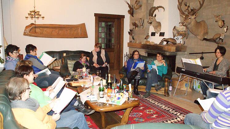 Weiberfasching: Im Kaminzimmer von Margret Cramers Hotel ist Gesangsprobe für den Weiberfasching 2015. Die Melodien sitzen, die Texte sind noch streng geheim.
