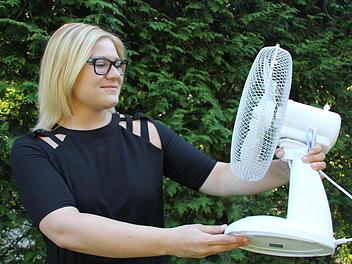 Frischer Wind: Die Unterschwappacherin Sarah Seißinger freut sich über den Ventilator, der die Hitze dieser Tage erträglicher machen soll. Foto: Klaus Schmitt