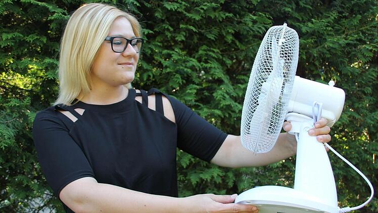 Frischer Wind: Die Unterschwappacherin Sarah Seißinger freut sich über den Ventilator, der die Hitze dieser Tage erträglicher machen soll. Foto: Klaus Schmitt