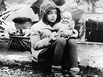 Sie registriert den Fotografen und ist doch in ihre Gedankenwelt versunken. Was mag dieses Flüchtlingsmädchen alles erlebt haben? Das von der Deutschen Presseagentur veröffentlichte Archiv-Foto der US-Army wurde gegen Ende des Zweiten Weltkriegs aufgenommen.