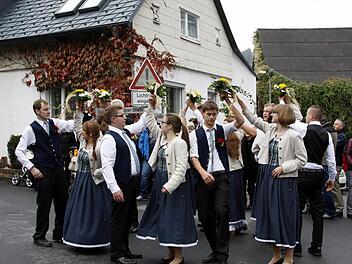 Die drei Kirchweihtänze wurden vor dem "Goldnen Löwen" mit vielen Zuschauern im Reigen getanzt.