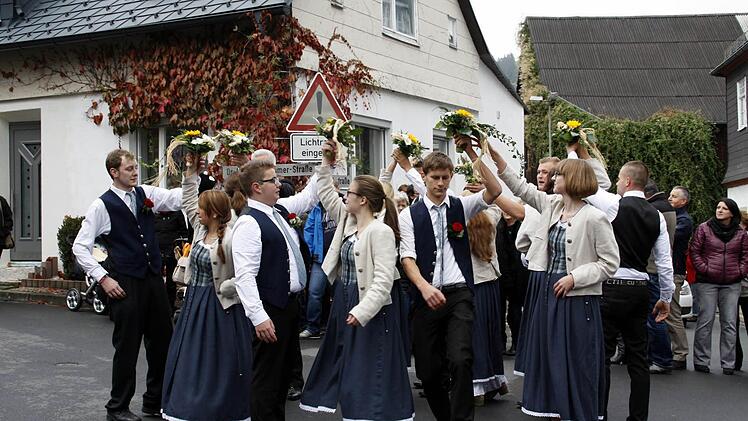 Die drei Kirchweihtänze wurden vor dem "Goldnen Löwen" mit vielen Zuschauern im Reigen getanzt.