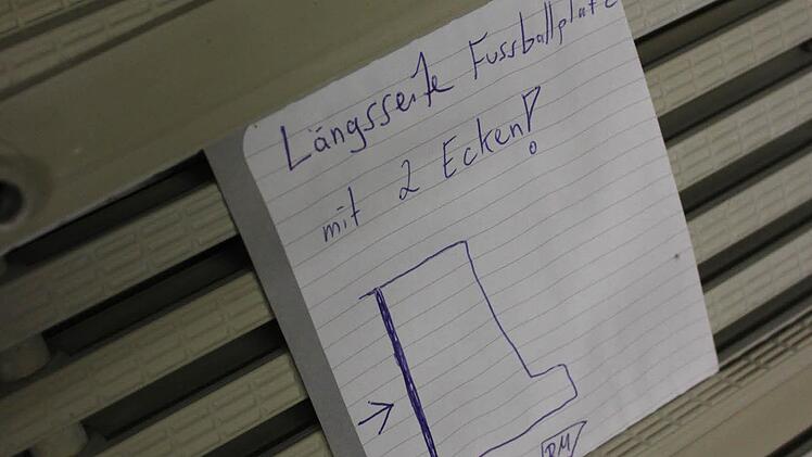 Die Abdeckungen für den Beckenrand liegen noch feinsäuberlich gestapelt im Winterquartier. Auf einem Zettel ist jeweils vermerkt, wo welche Teile hingehören, damit alles gleich wieder genau passt. Foto: Popp