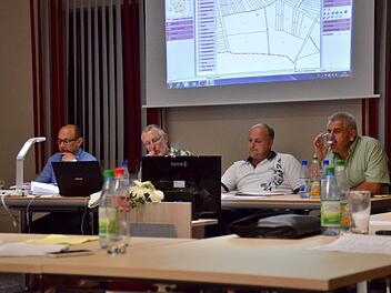 Nicht nur für die zahlreichen Besucher war die über drei Stunden dauernde Gemeinderatssitzung anstrengend, auch für den Planer Johannes Hahn (links). Er las mehr als 40 Stellungnahmen vor. Auf dem Foto außerdem die drei Bürgermeister: Waldemar Bug (2. von links) sowie seine Stellvertreter Daniel Wehner und Egon Kessler.  Foto: Kathrin Kupka-Hahn