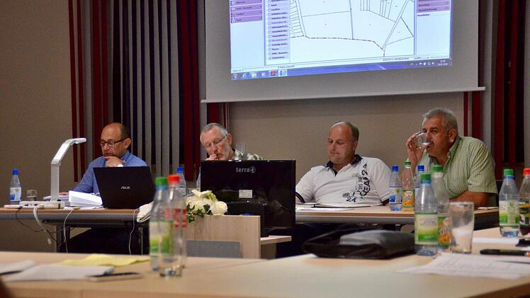 Nicht nur für die zahlreichen Besucher war die über drei Stunden dauernde Gemeinderatssitzung anstrengend, auch für den Planer Johannes Hahn (links). Er las mehr als 40 Stellungnahmen vor. Auf dem Foto außerdem die drei Bürgermeister: Waldemar Bug (2. von links) sowie seine Stellvertreter Daniel Wehner und Egon Kessler.  Foto: Kathrin Kupka-Hahn