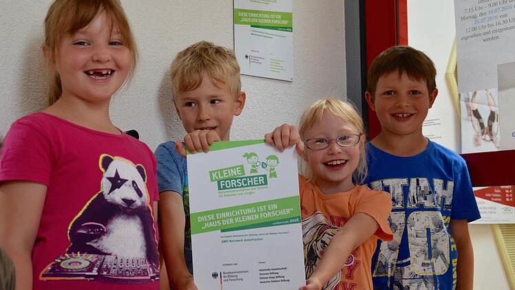 Saphira und Hannes halten das neue Zertifikat in den Händen, Fabrice und Xenia freuen sich mit ihnen. Foto: Kathrin Kupka-Hahn