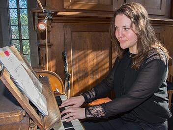 Luisa Râpa, geboren in Klausenburg/Rumänien, war beim Benefiz-Konzert in der Ritterkapelle in Haßfurt als Begleiterin des Kammerchors des Dekanats Castell sowie als Solistin an der Orgel zu hören. Fotos: Ulrike Langer