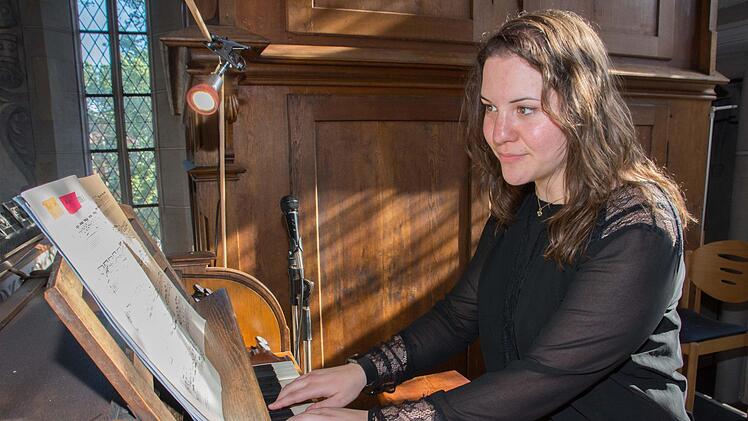 Luisa Râpa, geboren in Klausenburg/Rumänien, war beim Benefiz-Konzert in der Ritterkapelle in Haßfurt als Begleiterin des Kammerchors des Dekanats Castell sowie als Solistin an der Orgel zu hören. Fotos: Ulrike Langer