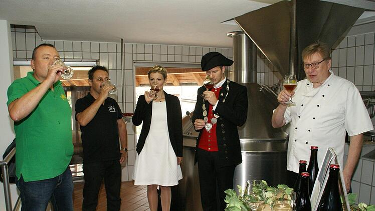 Hochkarätig besetztes Verkostungsgremium: Braumeister Helmut Bayer, Winzer Udo Vogt, Weinprinzessin Elisabeth Goger, Bierprinz Sebastian Gocker und Küchenchef Michael Bayer. Foto: Sabine Weinbeer
