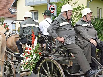 Die historische Handspritze wurde von Pferden gezogen,