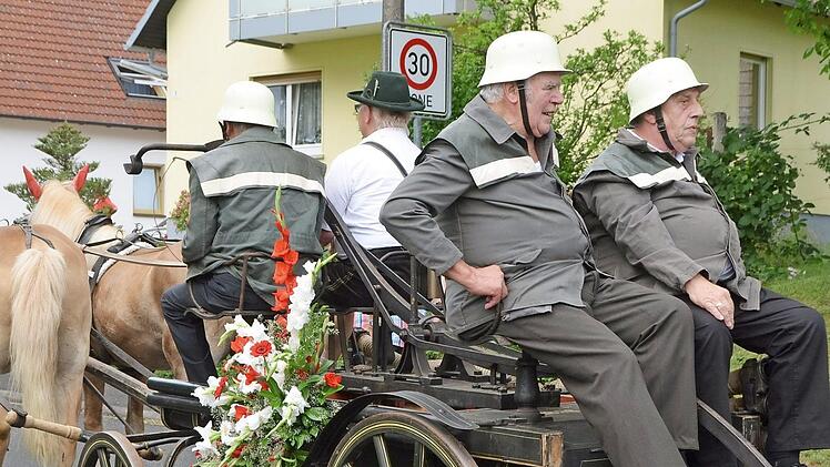 Die historische Handspritze wurde von Pferden gezogen,