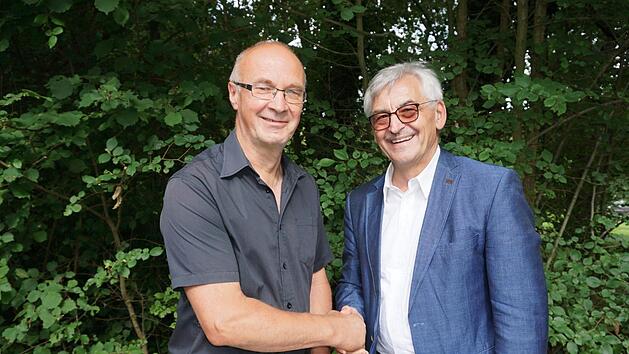 Herbert Holzheimer wurde von Kurt Ha&szlig;furter, dem Leiter der Staatlichen Berufsfachschule f&uuml;r Holzbildhauer, in den Ruhestand verabschiedet.  Foto: Marion Eckert