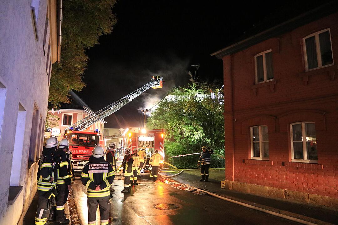 Dachstuhl in Flammen - Großeinsatz für Feuerwehr