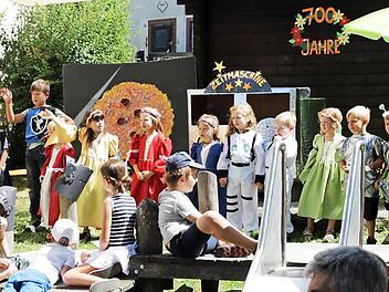 Ein Historienspiel aus "100 Millionen und 3000 Jahren" war der Beitrag des Kindergartens "Pfiffikus" zur 700-Jahr-Feier von Grafengehaig. Fotos: Klaus Klaschka