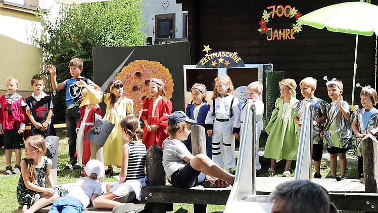 Ein Historienspiel aus "100 Millionen und 3000 Jahren" war der Beitrag des Kindergartens "Pfiffikus" zur 700-Jahr-Feier von Grafengehaig. Fotos: Klaus Klaschka