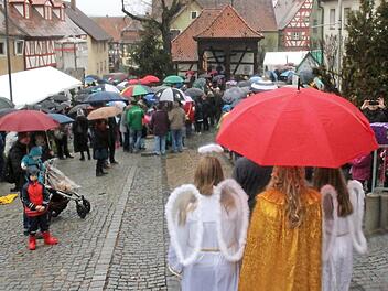 Gut beschirmt waren sowohl das Christkind und seine Engel als auch die Besucher. Foto: Yannick Hupfer