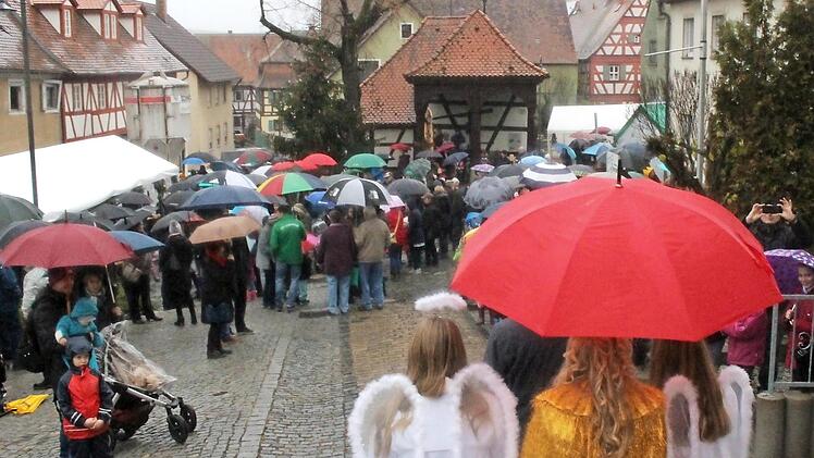 Gut beschirmt waren sowohl das Christkind und seine Engel als auch die Besucher. Foto: Yannick Hupfer