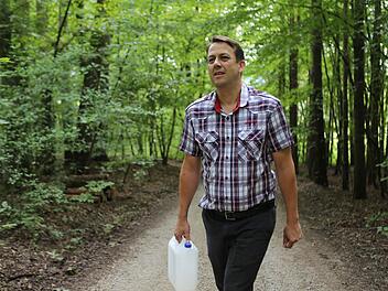 Auf zu neuen Ufern. Reiner Büttner beim Wasser holen.  Foto: Barbara Herbst