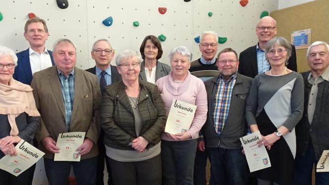 Von den Vorsitzenden Willy Willeke (2. Reihe links) und Matthias Benner (2. Reihe rechts) geehrt wurden (von links) Steffi Schreiner (für 65 Jahre Mitgliedschaft), Heinz Rahn, Manfred Kohaupt, Anneliese Kleer, Ingrid Fritsch (alle für 60 Jahre), Monika Grom, Manfred Reindl, Dieter Prinz, Rita Schlereth (alle für 55 Jahre), Heinrich Billmann (für 25 Jahre). Fotos: Angelika Silberbach