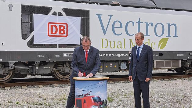 Ralf Günter Kloß,  Vorstand Produktion bei DB Cargo  (links), bei der Vertragsunterzeichnung mit Albrecht Neumann,  Leiter von Siemens Mobility Rolling Stock   Foto: Deutsche Bahn