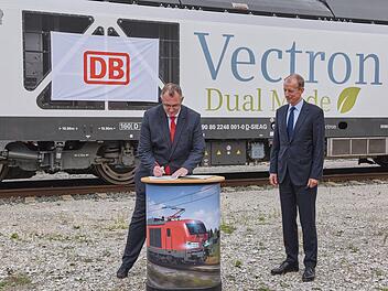Ralf Günter Kloß,  Vorstand Produktion bei DB Cargo  (links), bei der Vertragsunterzeichnung mit Albrecht Neumann,  Leiter von Siemens Mobility Rolling Stock   Foto: Deutsche Bahn