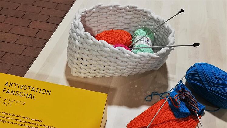 An dieser Aktivstation der Ausstellung dürfen alle Besucher am Freundschaftsschal weiterstricken. Foto: Sigismund von Dobschütz