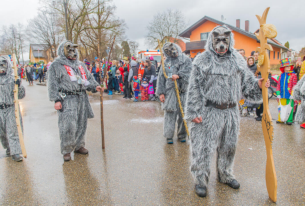 Buntes Faschingstreiben begeistert groß und klein.