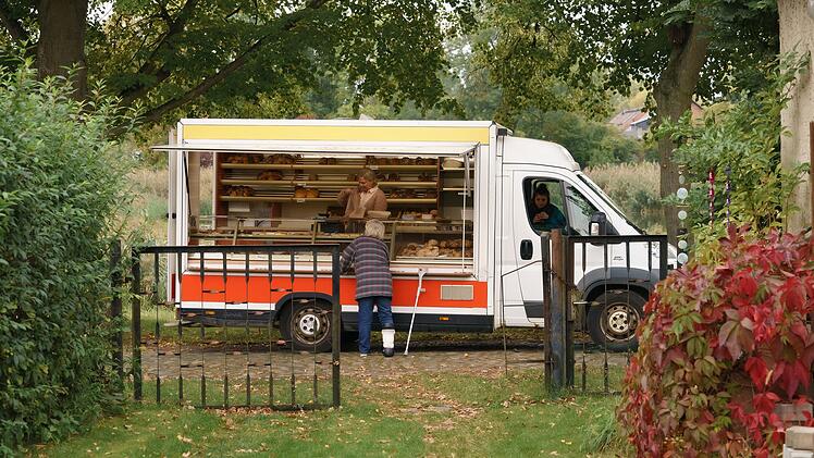 In ihrem "Tina mobil" fährt Tina täglich ihre Touren. Die Rentner freut's.