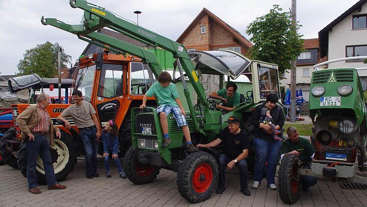 Zum ersten Mal beim historischen Bulldog- und Motorradtreffen in Neuses vertreten waren die Schlepperfreunde Seelach. Das Bild zeigt (von links): Willi Ellmer, Günter Welscher, Anika Welscher, Jakob Herrmann, Andreas Herrmann, Josef Porzelt, Silke Höllein mit Maximilian sowie Markus Barnickel, der den Ölstand seines Bulldogs überprüft.
