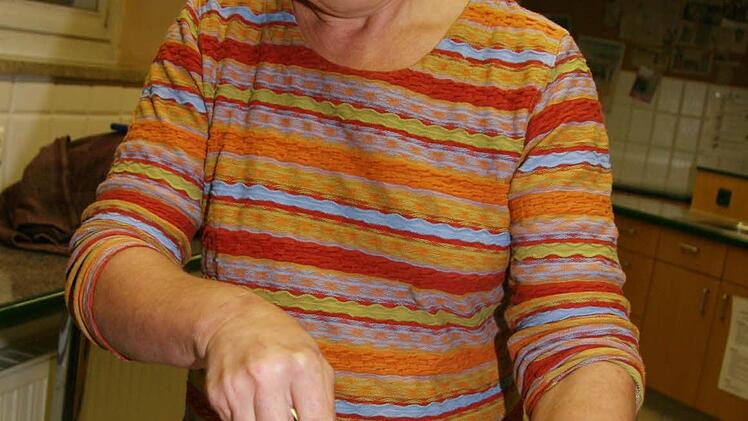 Mit  Kräutern   wird der Quark im Nu zu einer auch optisch ansprechenden Frischkäserolle.