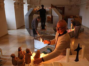 Anstaltsgeistlicher Hans Lyer am Altar vor der Installation mit Modulen Charlotte Posenenskes Fotos: Barbara Herbst