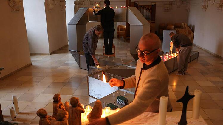 Anstaltsgeistlicher Hans Lyer am Altar vor der Installation mit Modulen Charlotte Posenenskes Fotos: Barbara Herbst