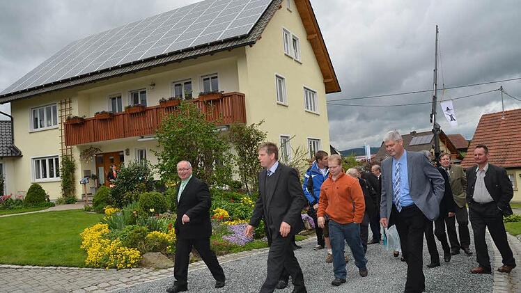 Klaus Siegelin (vorne, Zweiter von links) führte durch Stallungen, Höfe und auch an schmucken Anwesen in Tiefenklein vorbei. Fotos: K.-H. Hofmann