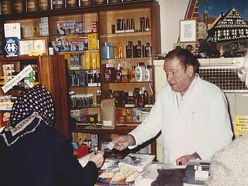 Von Vogelfutter über Kosmetik zu Waschmitteln, von "Verhüterli" über Heilkräuter bis zu Badeschlappen - es gab wenig, was Alfons Daßler nicht im Sortiment hatte. Dieses Bild stammt aus dem Jahr 1991. Foto: privat