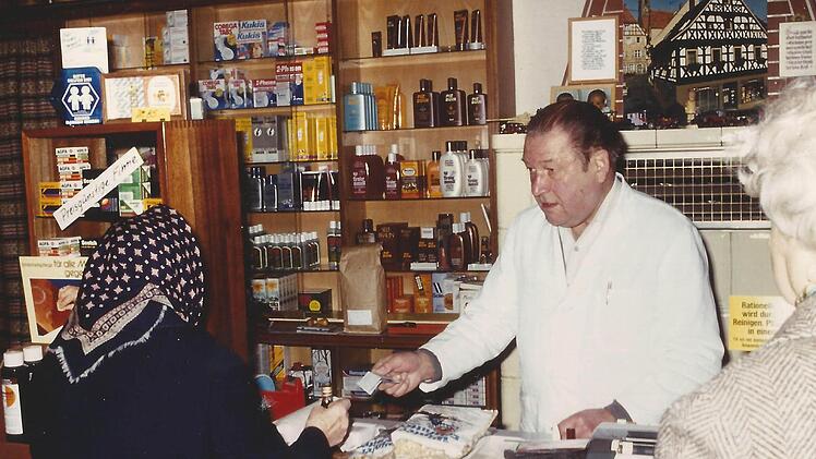 Von Vogelfutter über Kosmetik zu Waschmitteln, von "Verhüterli" über Heilkräuter bis zu Badeschlappen - es gab wenig, was Alfons Daßler nicht im Sortiment hatte. Dieses Bild stammt aus dem Jahr 1991. Foto: privat