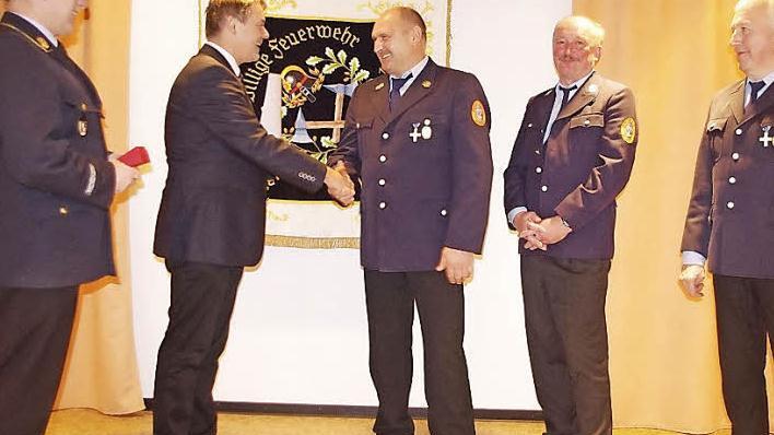 Kreisbrandrat Joachim Ranzenberger (l.) und stellvertretender Landrat Gerhard Wunder (2. v. l.) ehrten Wolfgang Böhnlein, Raimund Kestel und Rudolf Löffler mit dem staatlichen Feuerwehrkreuz in Gold. Foto: hs