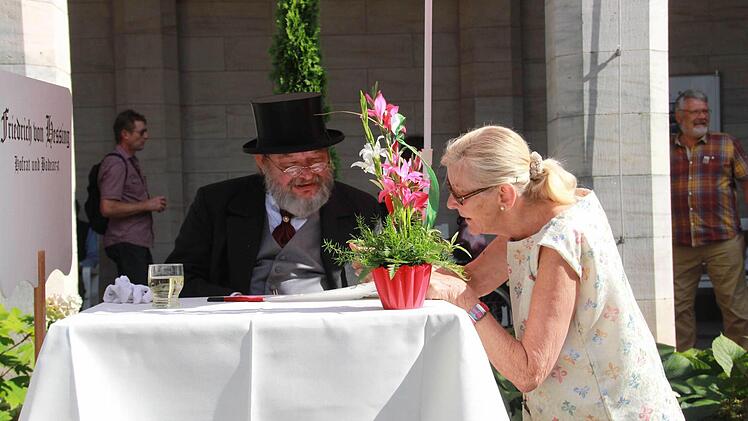 Autogrammstunde mit der historischen Persönlichkeiten im Kurpark Foto: Carmen Schmitt