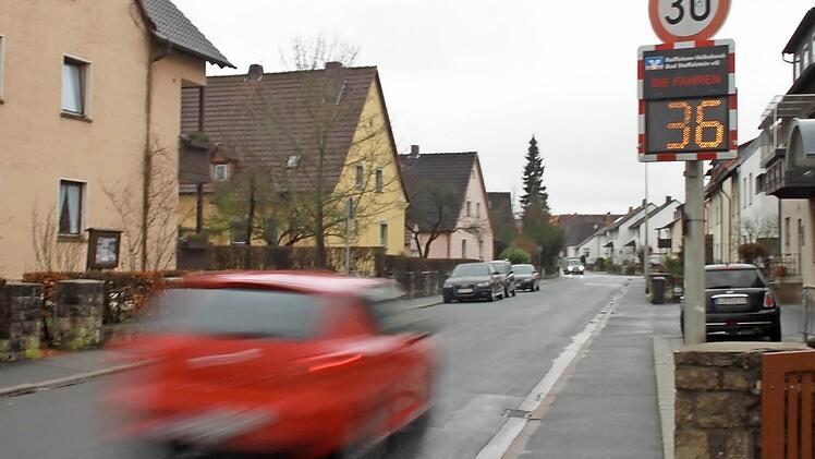 In der Goethestraße hängt seit einigen Wochen eine Anzeigetafel.