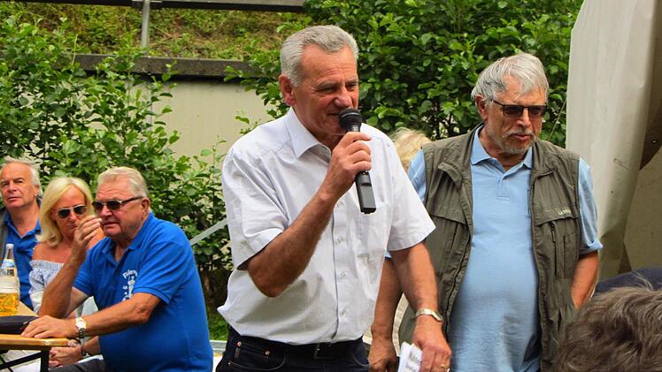 Bewegend war für ihn das letzte Fest an der Teichmühle als Mühlvogt: Landrat Oswald Marr bei seiner Begrüßung. Rechts der Vorsitzende des Mühlenvereins Michael Kestel. Foto: Susanne Deuerling