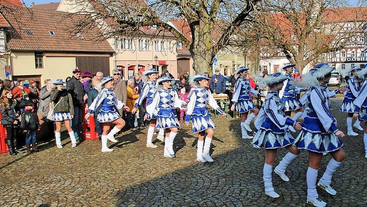 Bei Sonnenschein tanzen, schunkeln und singen kleine und große Narren beim "Faschingsfez" auf dem Anger. Nicht nur die Organisatoren freut's. Foto: Dieter Britz